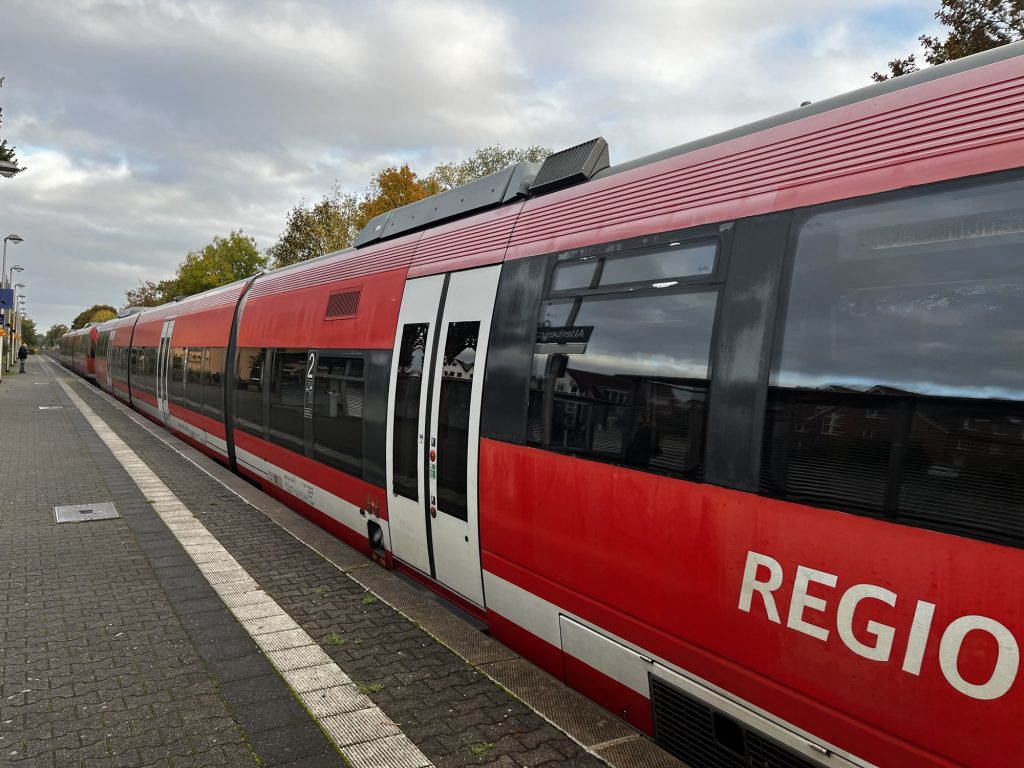 DB Regio Talent Triebwagen Baureihe 643 als Regionalbahn am Bahnsteig in Altenberge