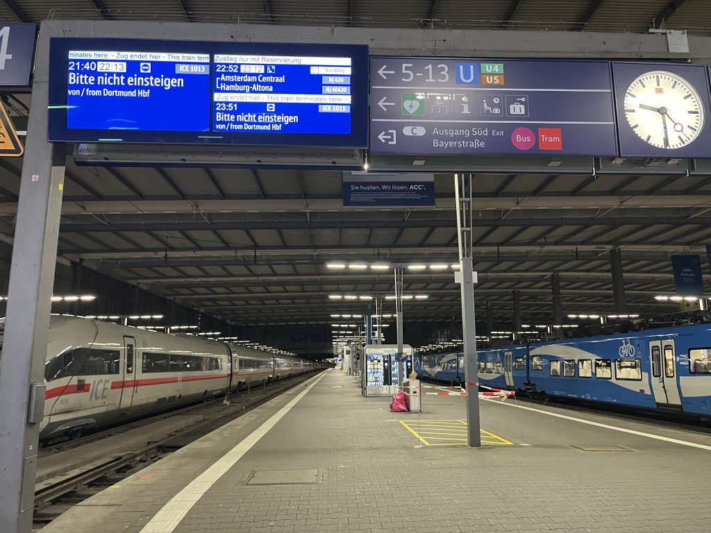 Zugzielanzeiger mit Anzeige der Verspätung des Nightjet